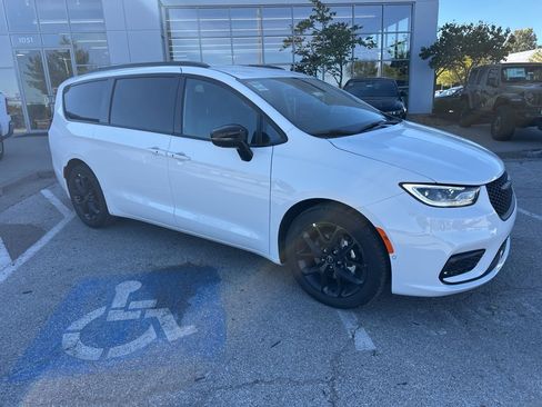 New 2026 Chrysler Pacifica Select image 40