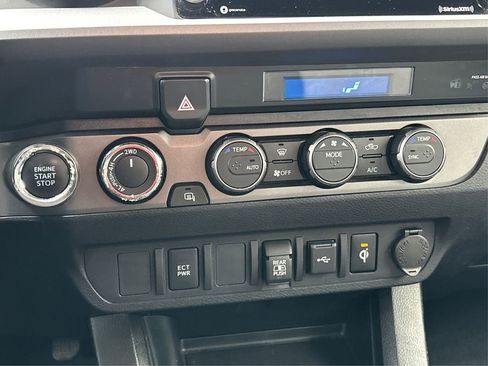 Used 2022 Toyota Tacoma TRD Off-Road image 30