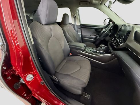 Used 2021 Toyota Highlander LE image 19