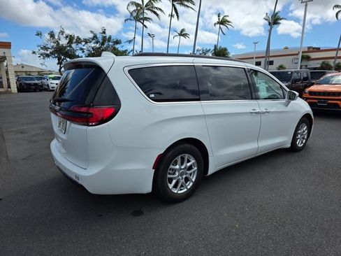 Used 2022 Chrysler Pacifica Touring-L image 7