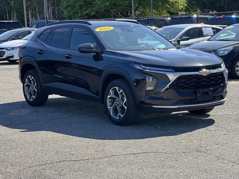 Used 2025 Chevrolet Trax LT FWD image 7