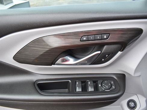 Used 2023 GMC Terrain SLT image 13