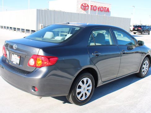 Used 2010 Toyota Corolla LE image 3