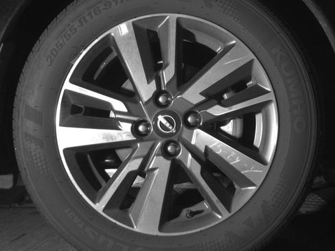 Used 2025 Nissan Versa SV image 13