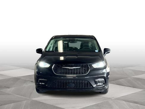 Used 2023 Chrysler Pacifica Touring-L FWD image 3