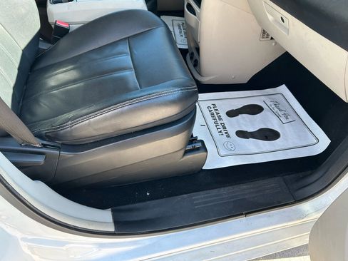 Used 2014 Chrysler Town & Country Touring image 12