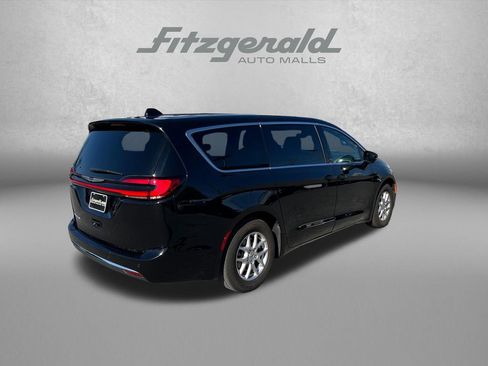 Used 2025 Chrysler Pacifica Select FWD image 7