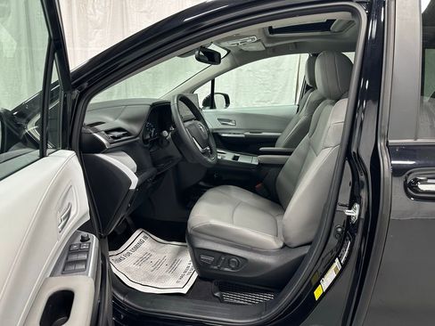 Used 2025 Toyota Sienna XLE image 9