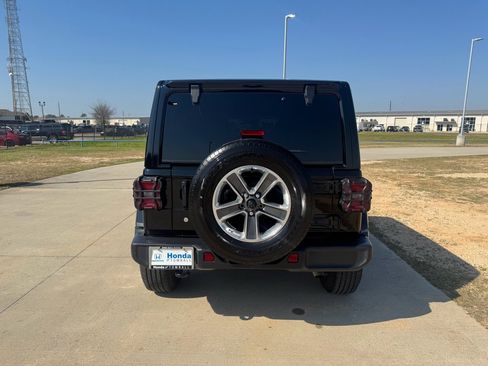 Used 2018 Jeep Wrangler Unlimited Sahara image 22