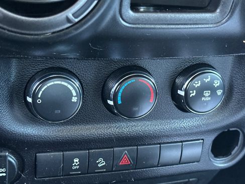 Used 2018 Jeep Wrangler Sport w/ Connectivity Group AWD/4WD image 16