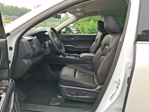 Used 2025 Nissan Pathfinder SL AWD/4WD image 11