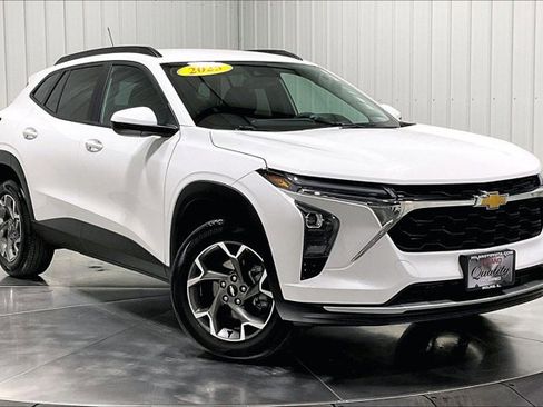 Used 2025 Chevrolet Trax LT w/ LT Convenience Package image 3