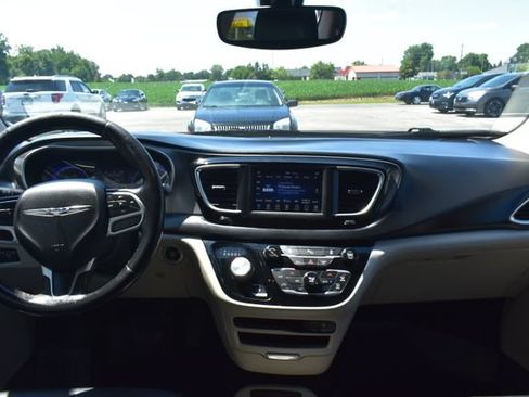 Used 2020 Chrysler Pacifica Touring-L FWD image 36