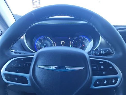 Used 2024 Chrysler Pacifica Touring-L FWD image 10
