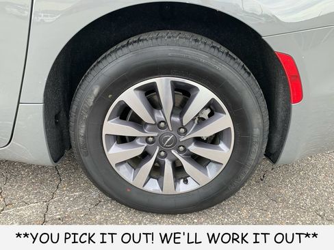 Used 2023 Chrysler Pacifica Touring-L FWD image 10
