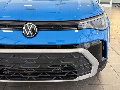 Certified 2025 Volkswagen Taos SE FWD image 22