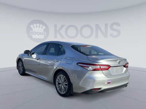 Used 2018 Toyota Camry XLE image 2