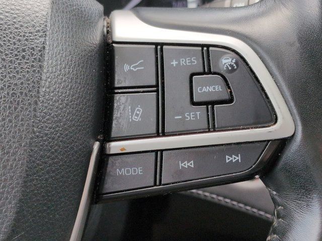 Used 2022 Toyota Highlander XLE FWD image 26