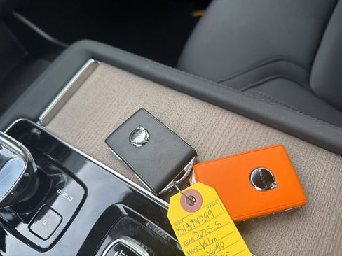 Used 2025 Volvo XC90 B6 Plus image 27