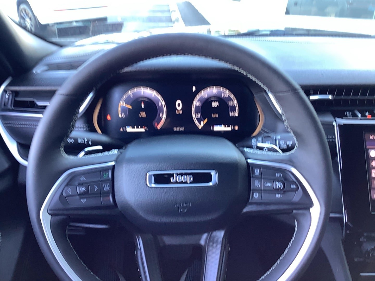Certified 2025 Jeep Grand Cherokee Altitude AWD/4WD image 10