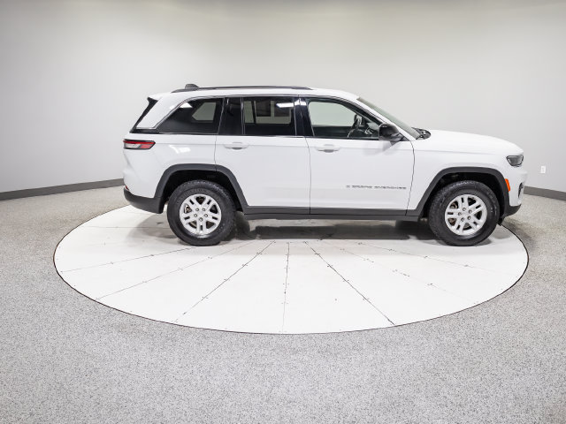 Used 2023 Jeep Grand Cherokee Laredo AWD/4WD image 5