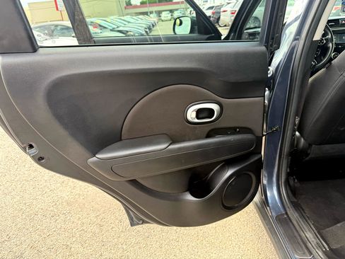 Used 2016 Kia Soul + image 11