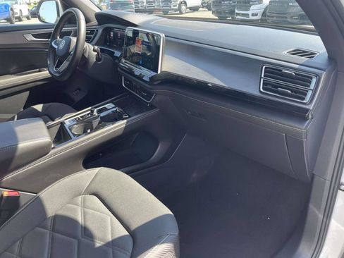 Used 2025 Volkswagen Atlas Cross Sport SE FWD image 14