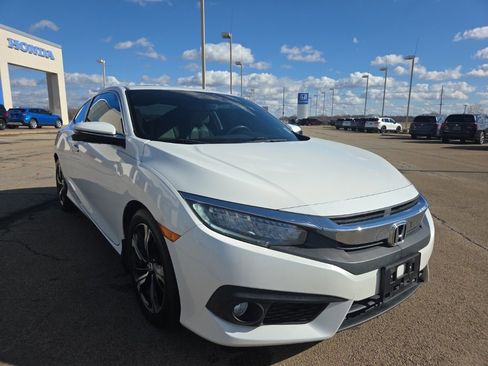 Used 2017 Honda Civic Touring image 3