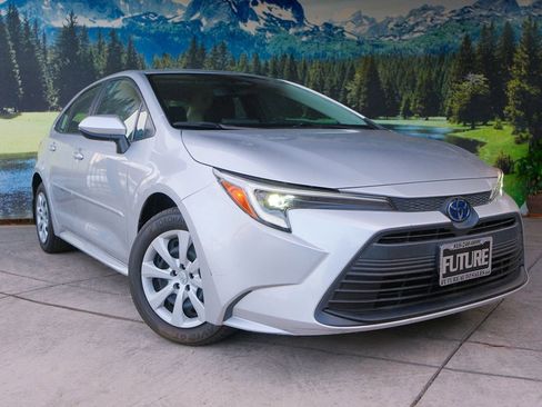 Used 2023 Toyota Corolla LE image 3