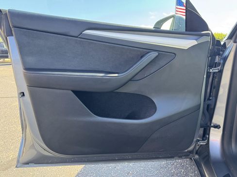 Used 2025 Tesla Model Y Long Range AWD/4WD image 12