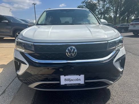 Used 2023 Volkswagen Taos SE w/ Panoramic Sunroof Package AWD/4WD image 9
