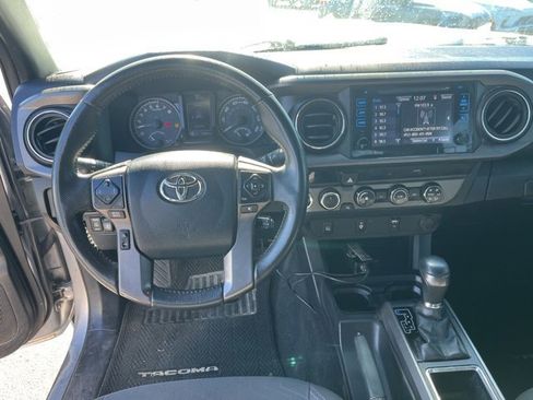 Used 2017 Toyota Tacoma TRD Sport w/ Tow Package (A/T) image 15