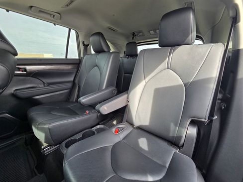 Used 2021 Toyota Highlander Limited image 26