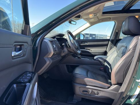 Used 2024 Nissan Pathfinder Platinum w/ Cargo Package image 11