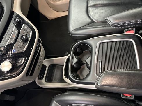 Used 2023 Chrysler Pacifica Touring-L FWD image 33