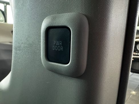 Used 2013 Toyota Sienna SE FWD image 16