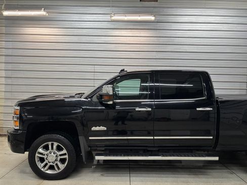 Used 2019 Chevrolet Silverado 2500 High Country w/ Duramax Plus Package AWD/4WD image 3