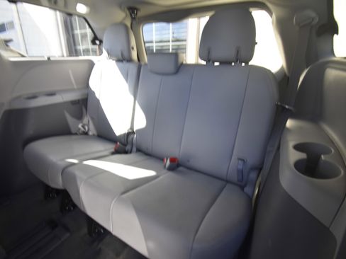 Used 2018 Toyota Sienna XLE w/ XLE Navigation Package image 10