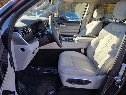 Used 2024 Jeep Wagoneer L Series III w/ Premium Group I image 12