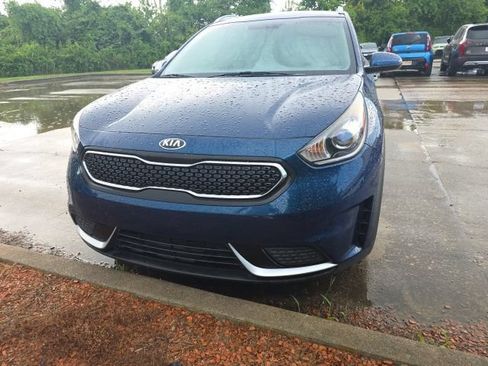 Used 2018 Kia Niro LX FWD image 2
