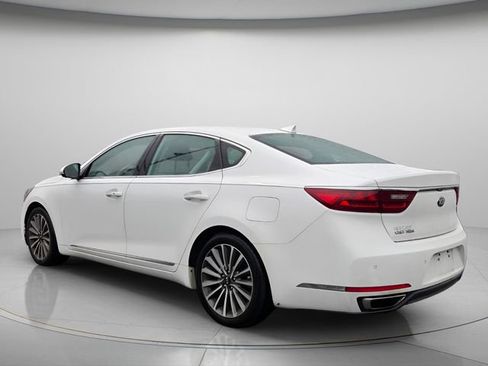 Used 2017 Kia Cadenza Premium w/ Luxury Package FWD image 4