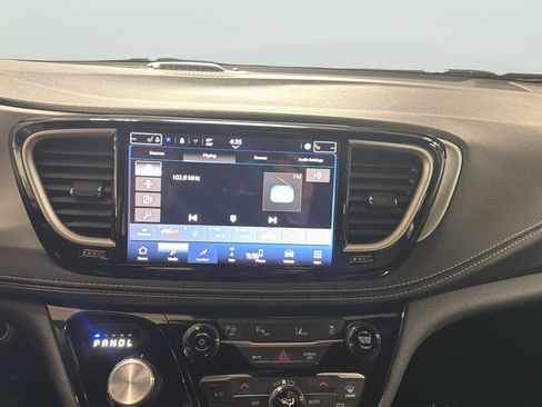 Used 2024 Chrysler Pacifica Limited FWD image 18