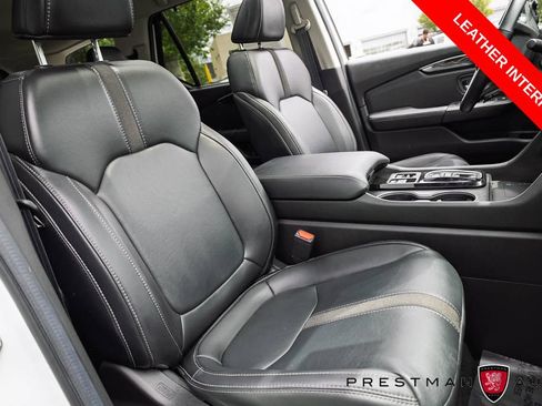 Used 2025 Honda Pilot Touring image 4