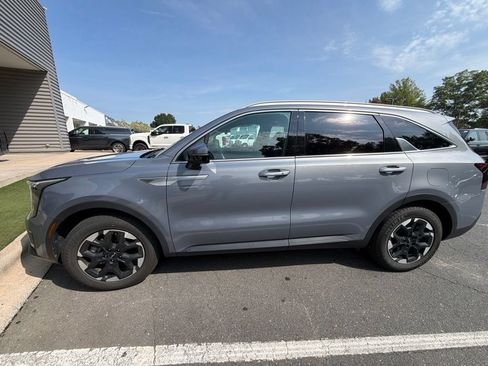 Used 2024 Kia Sorento S FWD image 1