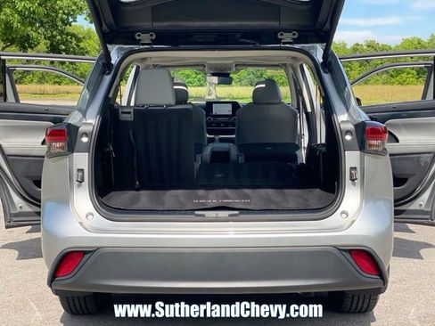 Used 2024 Toyota Highlander XLE AWD/4WD image 41