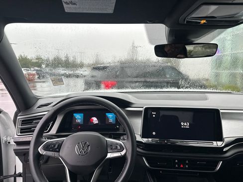 Used 2024 Volkswagen Atlas Cross Sport SE image 12