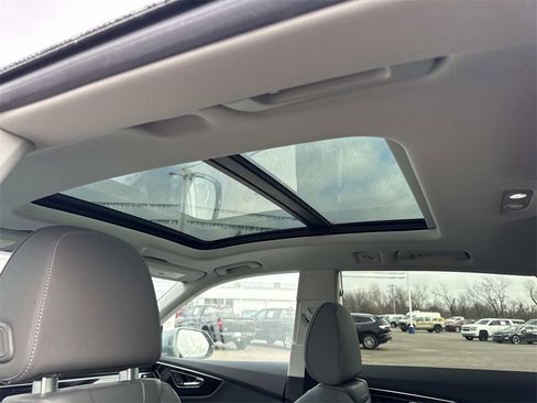 Used 2025 Audi Q8 Premium image 24