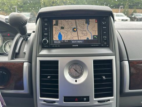 Used 2010 Chrysler Town & Country Touring FWD image 21