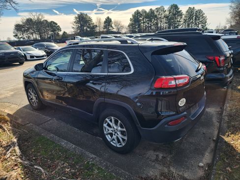 Used 2017 Jeep Cherokee Latitude w/ Comfort/Convenience Group image 6