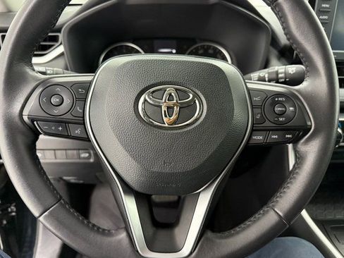 Used 2022 Toyota RAV4 XLE Premium image 12